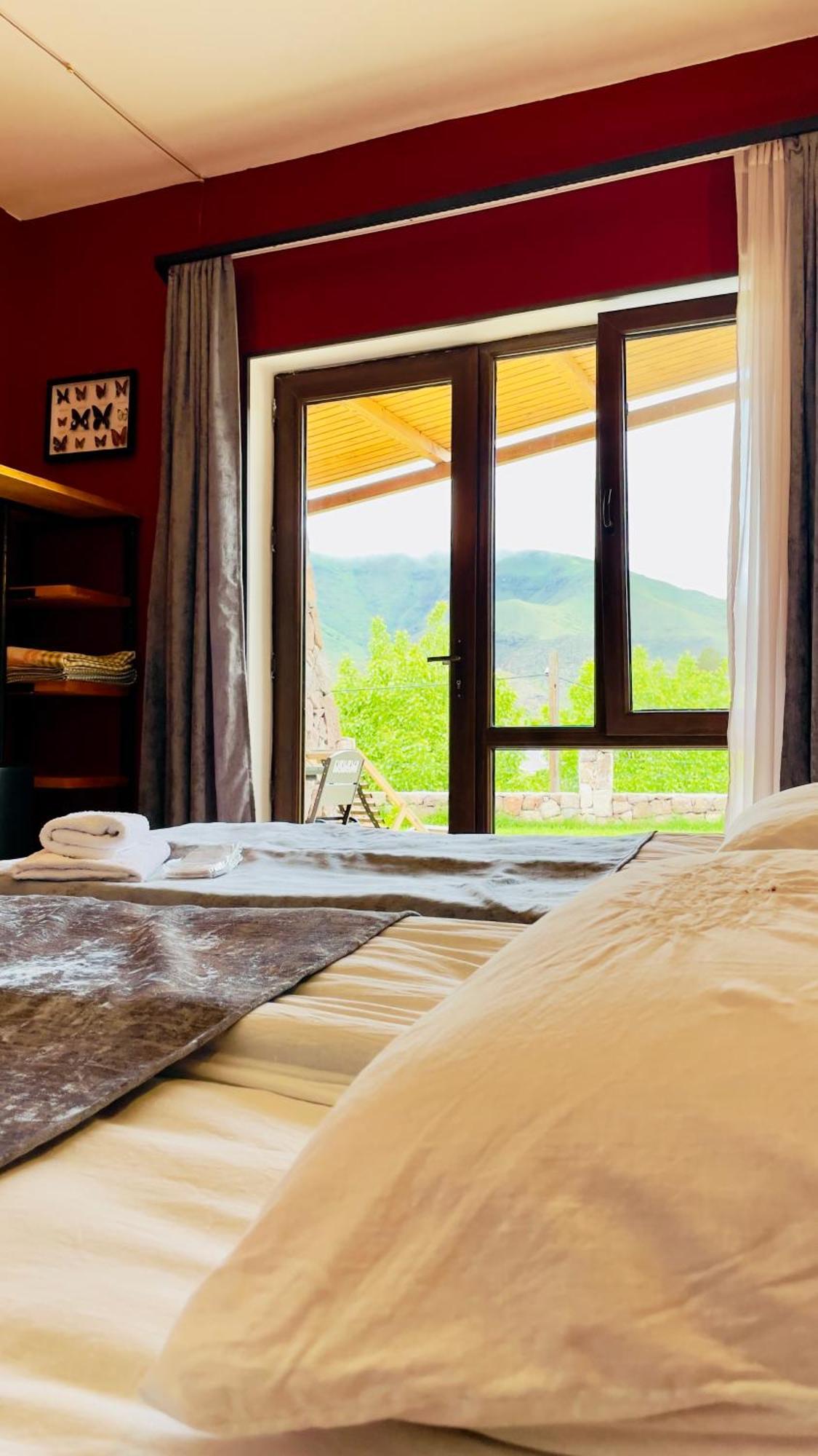 Hotel Hobbiton Near Vardzia Caves T'mogvi Eksteriør billede